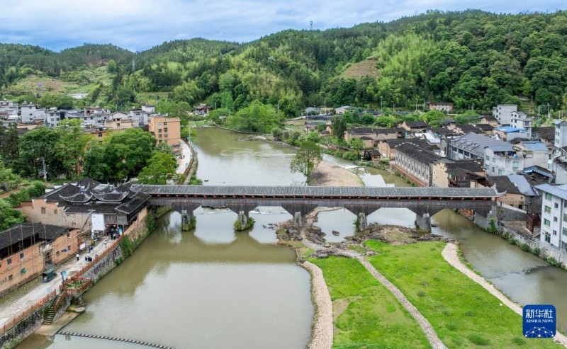 这是5月15日拍摄的万安桥（无人机照片）。万安桥地处宁德市屏南县，始建于北宋，为全国重点文物保护单位。新华社记者 魏培全 摄