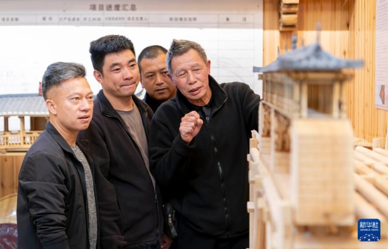 在宁德市屏南县木拱廊桥营造技艺传习所，非物质文化遗产项目（木拱桥传统营造技艺）宁德市第七批代表性传承人卓继端（右一）向弟子传授木拱廊桥营造技艺（5月14日摄 ）。新华社记者 魏培全 摄