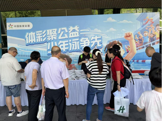 福州少儿游泳锦标赛开赛，680名小将劈波斩浪230