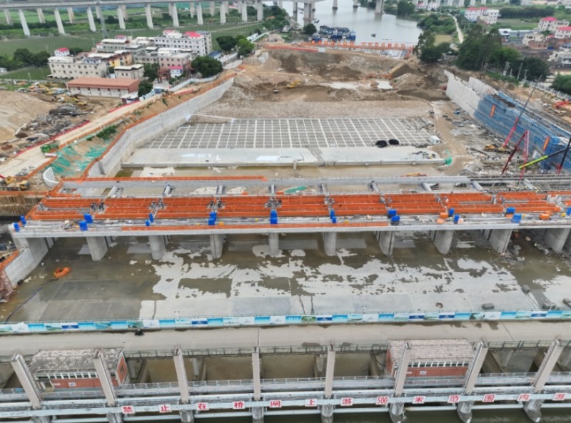 九龙江北溪水闸改建工程南港水闸施工现场。新华网发（福建水投集团九龙江北溪供水有限公司 供图）