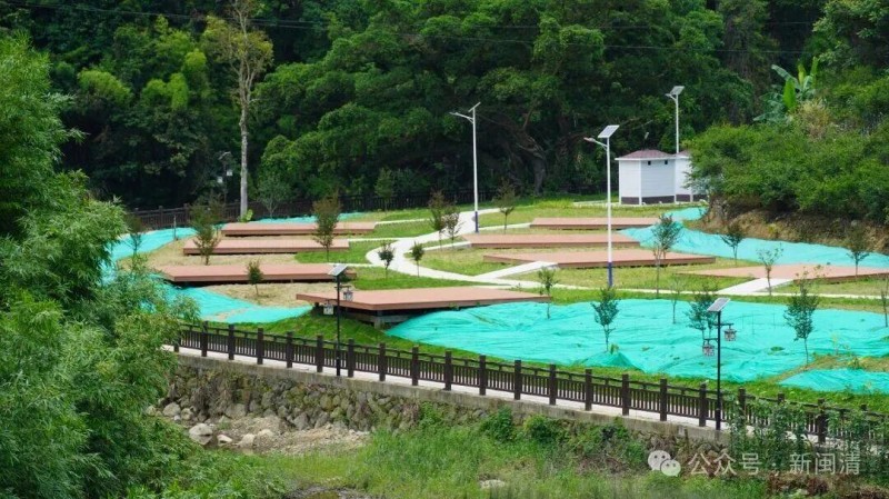 北山洋野营基地依山傍水，儿童游乐设施一应俱全。