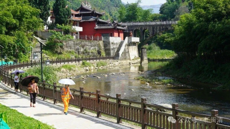走进村口，沿溪而上，一片开阔的草坪映入眼帘——这就是刚刚建成、进入试运行的北山洋野营基地。