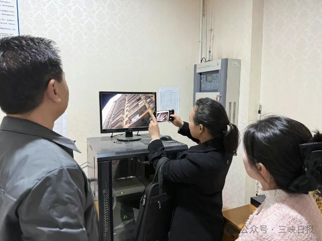 法官正在小区监控室取证