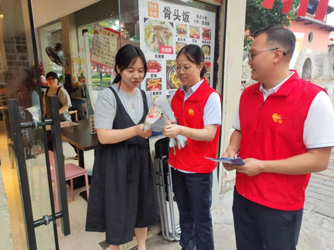 平安产险龙岩中心支公司： 鲜花递暖意 反诈入街巷