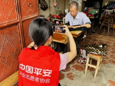 镜头低一点，人民高一点