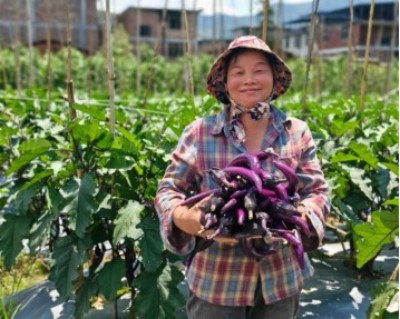 镜头低一点，人民高一点