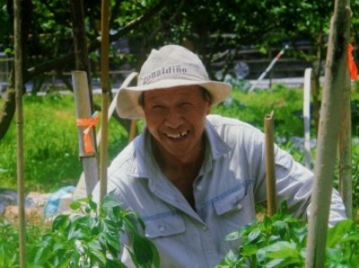 镜头低一点，人民高一点
