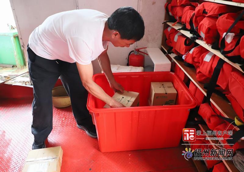 工作人员将快递搬上轮渡。（福州市道运中心供图）