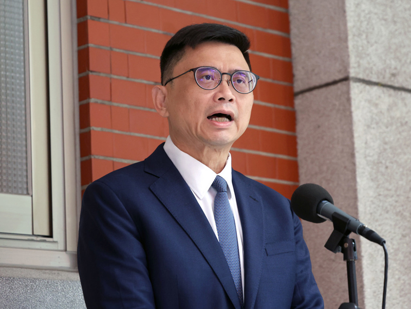 赖清德在南台湾“本命区”民调雪崩，绿营高雄选情受波及，赖瑞隆蹭蔡英文紧急“自救”