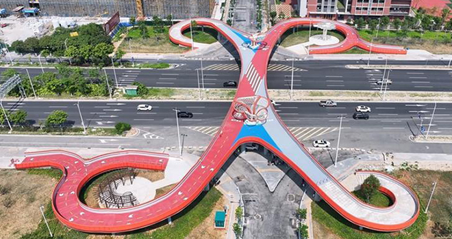 北峰学园人行天桥全面完工 “X”形飞虹横跨黄龙北大道