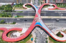 北峰学园人行天桥全面完工 “X”形飞虹横跨黄龙北大道