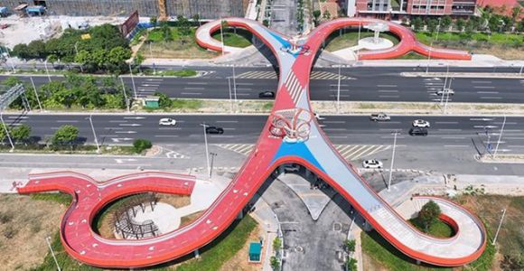 北峰学园人行天桥全面完工 “X”形飞虹横跨黄龙北大道