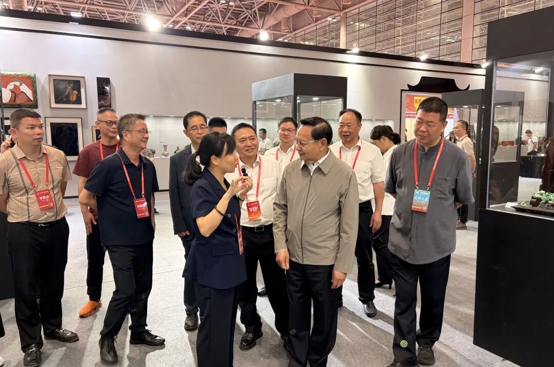 中国轻工业联合会党委书记、会长张崇和莅临2026中国工艺美术博览会精品（福州）展拍会现场视察指导