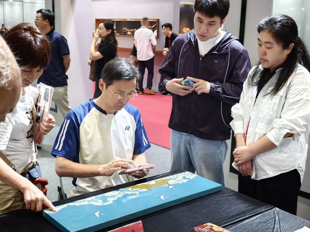 中国轻工业联合会党委书记、会长张崇和莅临2026中国工艺美术博览会精品（福州）展拍会现场视察指导