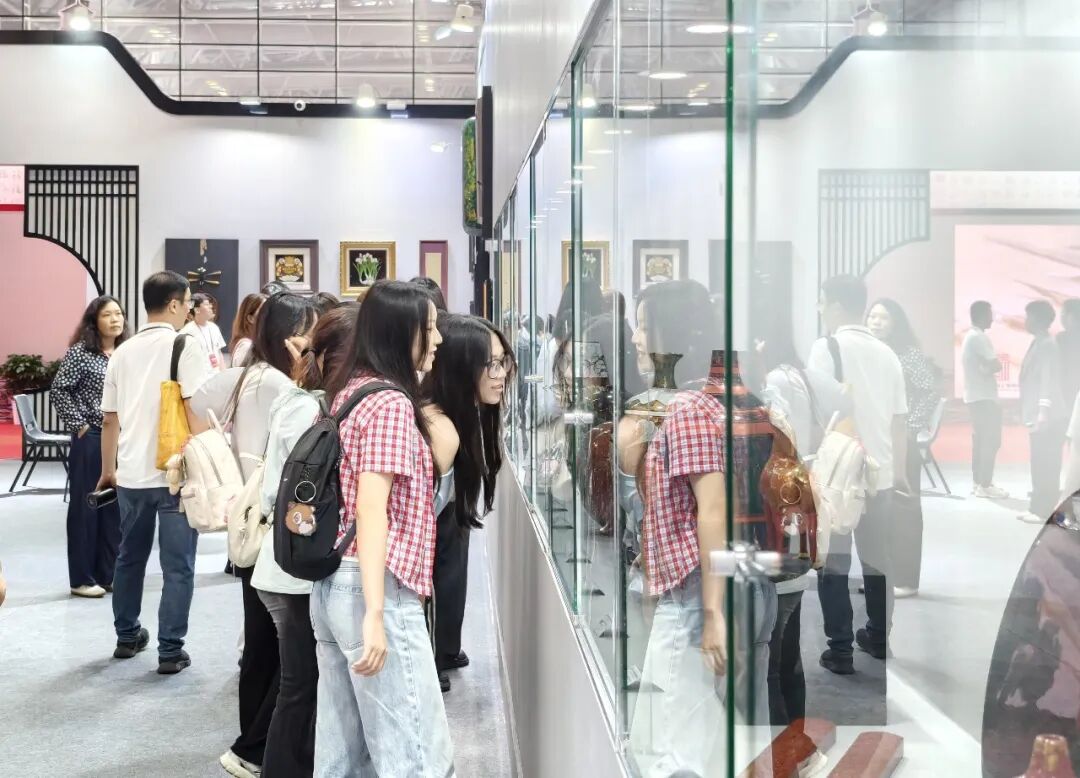 中国轻工业联合会党委书记、会长张崇和莅临2026中国工艺美术博览会精品（福州）展拍会现场视察指导