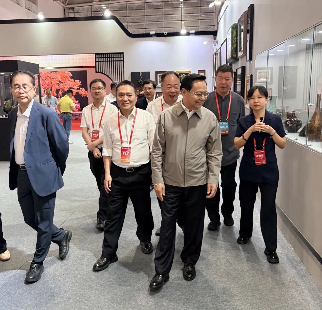 中国轻工业联合会党委书记、会长张崇和莅临2026中国工艺美术博览会精品（福州）展拍会现场视察指导