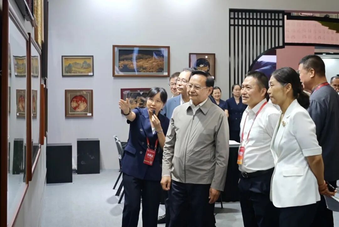 中国轻工业联合会党委书记、会长张崇和莅临2026中国工艺美术博览会精品（福州）展拍会现场视察指导