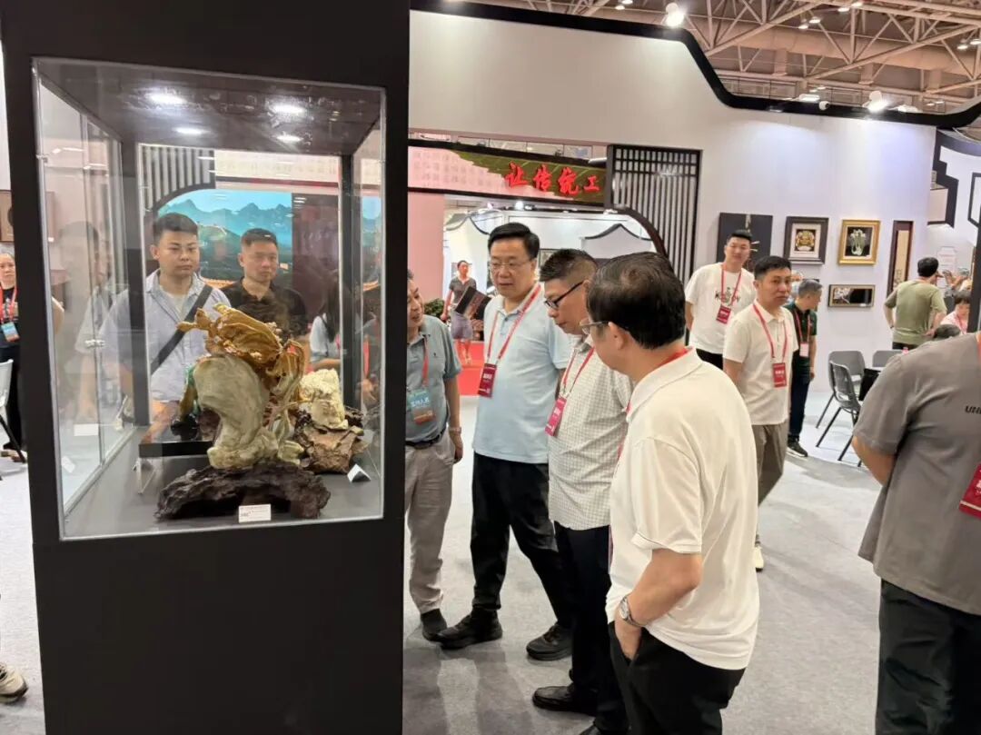 中国轻工业联合会党委书记、会长张崇和莅临2026中国工艺美术博览会精品（福州）展拍会现场视察指导