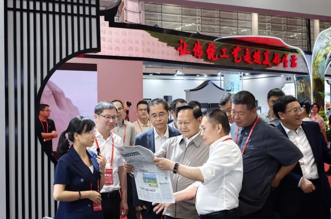 中国轻工业联合会党委书记、会长张崇和莅临2026中国工艺美术博览会精品（福州）展拍会现场视察指导