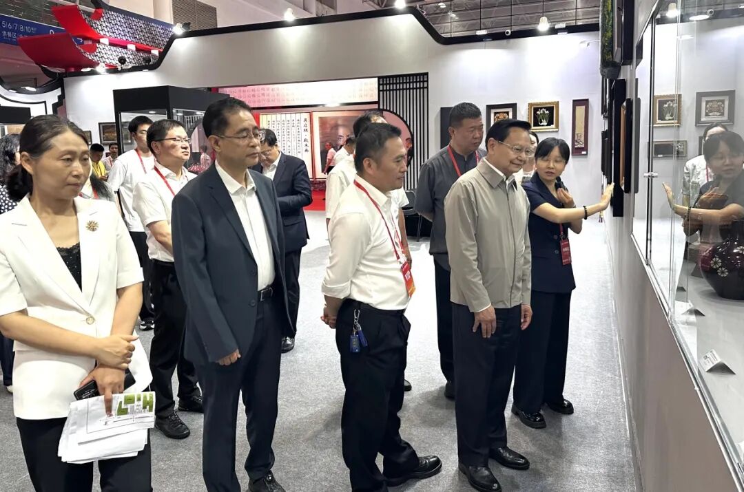 中国轻工业联合会党委书记、会长张崇和莅临2026中国工艺美术博览会精品（福州）展拍会现场视察指导