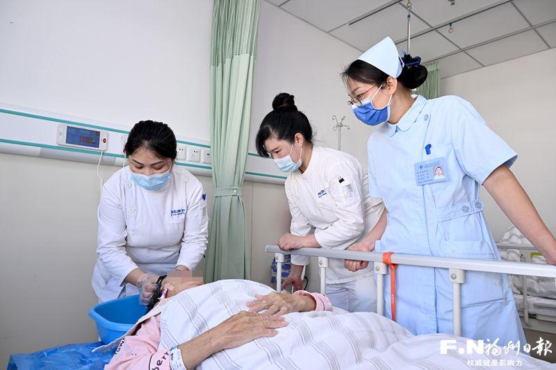 福州市人大代表持续建言 推动免陪照护服务走进更多病房