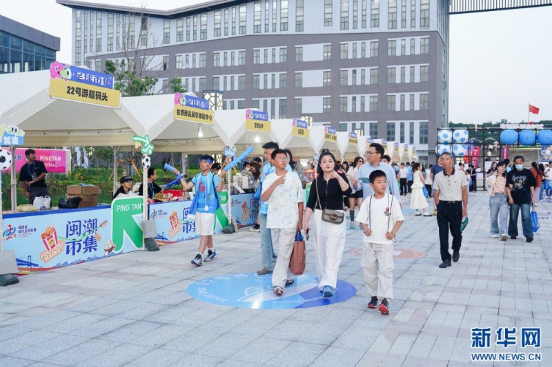 市集吸引很多球迷、游客前来“打卡”。新华网 肖和勇 摄