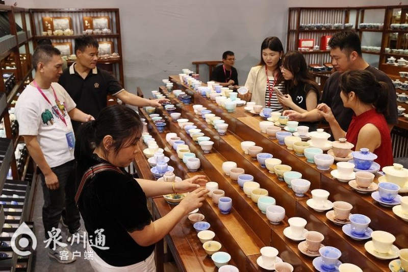 德化是全国最大的陶瓷茶具生产基地，德化瓷茶具深受茶客喜爱。（庄丽祥 摄）