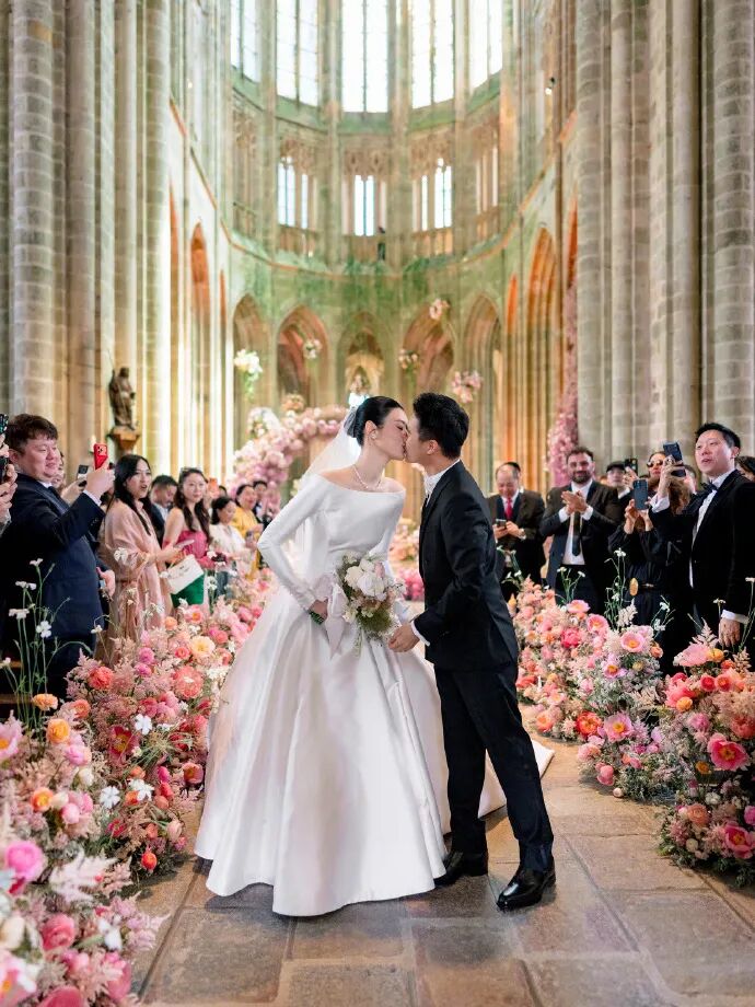 奚梦瑶与何猷君晒婚礼现场图 王嘉尔任伴郎
