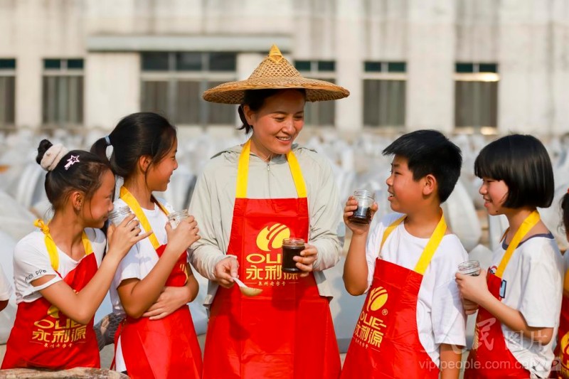 6月2日，福建省南安市洪濑镇，溪霞小学的小学生正在品鉴成品豆豉香味。