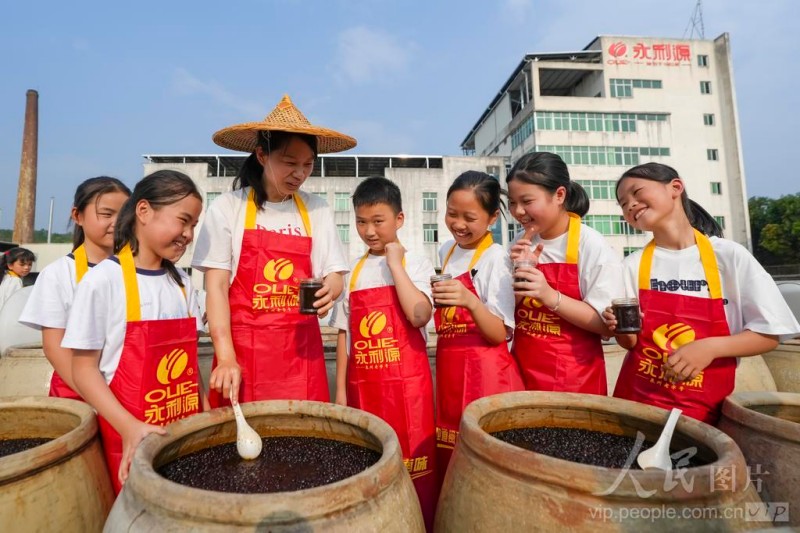 6月2日，福建省南安市洪濑镇，溪霞小学的小学生正在品鉴成品豆豉香味。