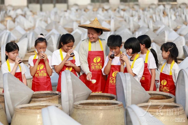 6月2日，福建省南安市洪濑镇，溪霞小学的小学生正在品鉴成品豆豉香味。