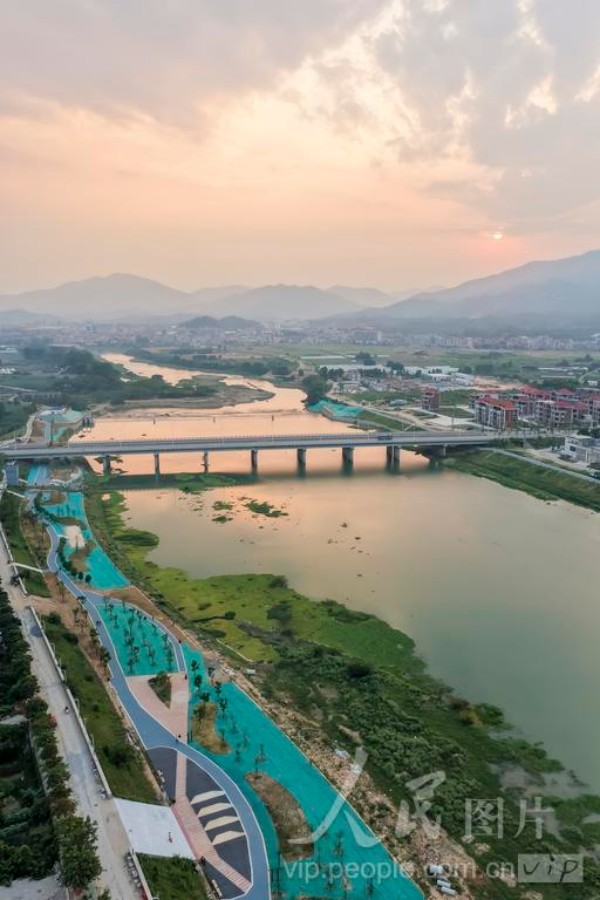 6月2日，福建省南安市洪濑镇东溪流域，河道岸线生态步道初具雏形，吸引市民前来休闲。