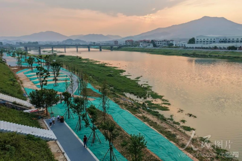 6月2日，福建省南安市洪濑镇东溪流域，河道岸线生态步道初具雏形，吸引市民前来休闲。