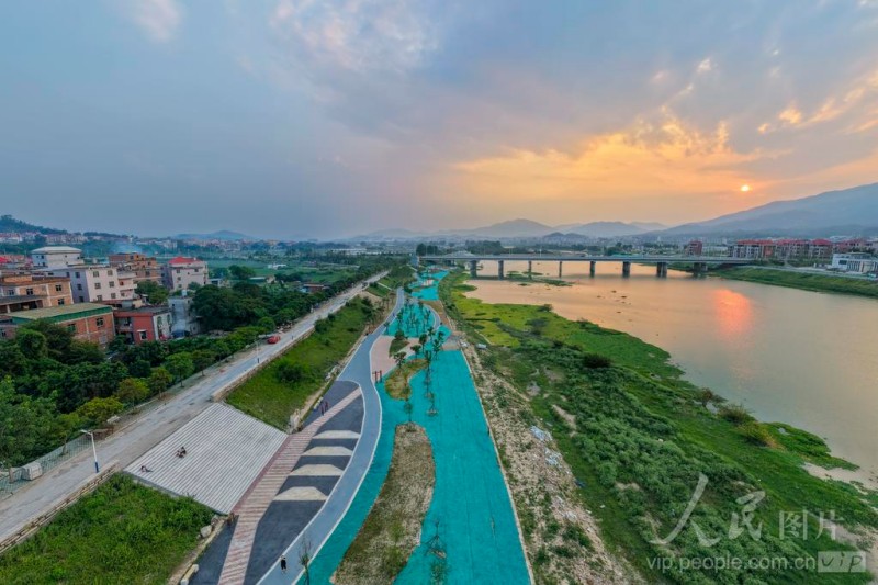 6月2日，福建省南安市洪濑镇东溪流域，河道岸线生态步道初具雏形，吸引市民前来休闲。