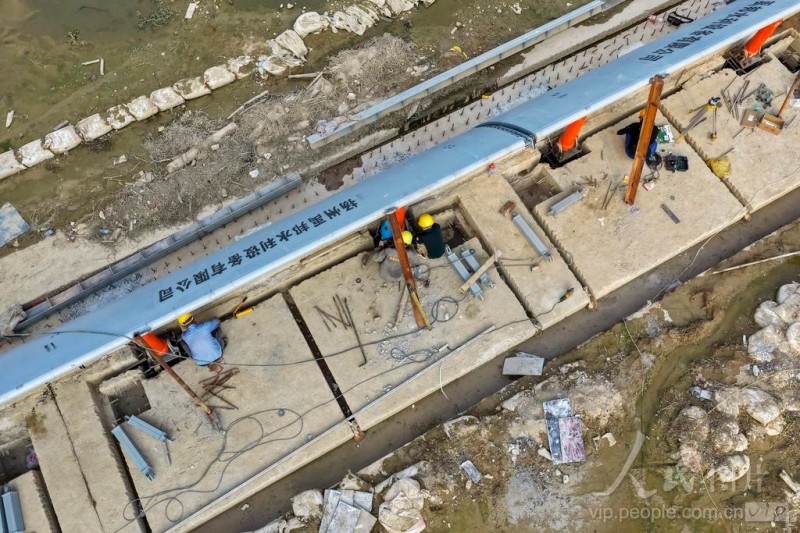 6月2日，福建省南安市洪濑镇梅溪流域，工人正在加紧调试拦水设施。