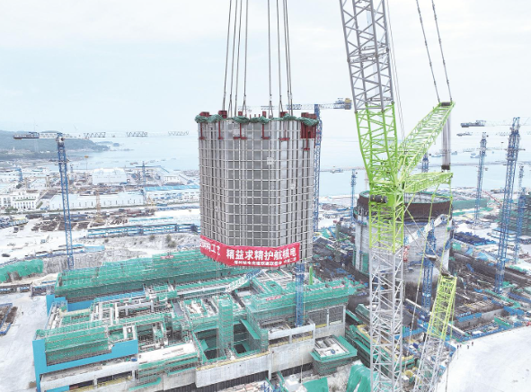 漳州核电4号机组堆腔换料水池模块吊装成功