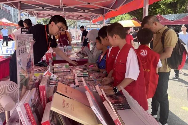 在龙岩，新华书店正从传统图书销售场所向“公共文化空间”和“文化服务供应商”深度转型，构建“线上+线下、店内+店外”双轨服务体系，致力于将书店打造成为全民阅读的“城市会客厅”。图源：龙岩市新华书店