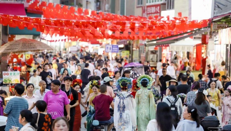 在泉州蟳埔民俗文化村，错落的蚵壳厝藏着千年海丝记忆，你可以体验国家级非遗“簪花围”，将绚烂春花戴在发间，装扮成动人的“头上花园”。图源：海丝泉州文旅之声