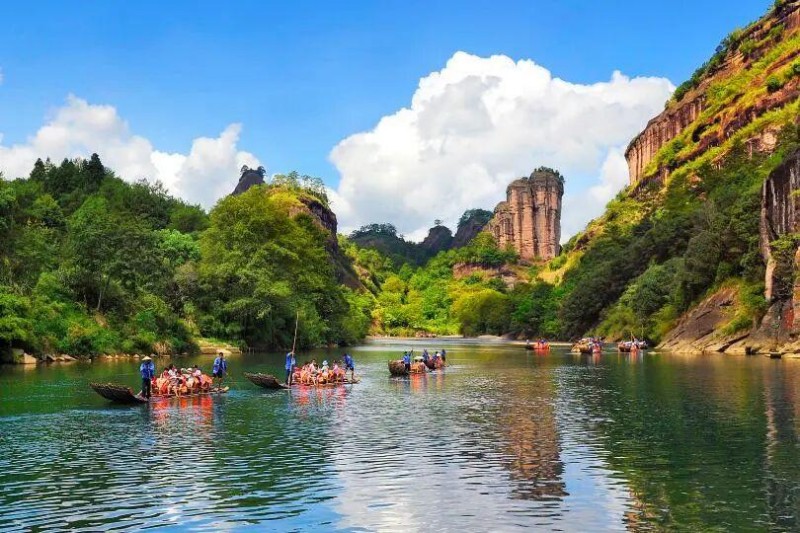 北上抵达武夷山，乘古朴竹筏荡舟九曲溪，登天游峰饱览碧水丹霞画卷，走入大红袍母树生长地，品一壶“岩骨花香”的武夷岩茶。图源：陈美中