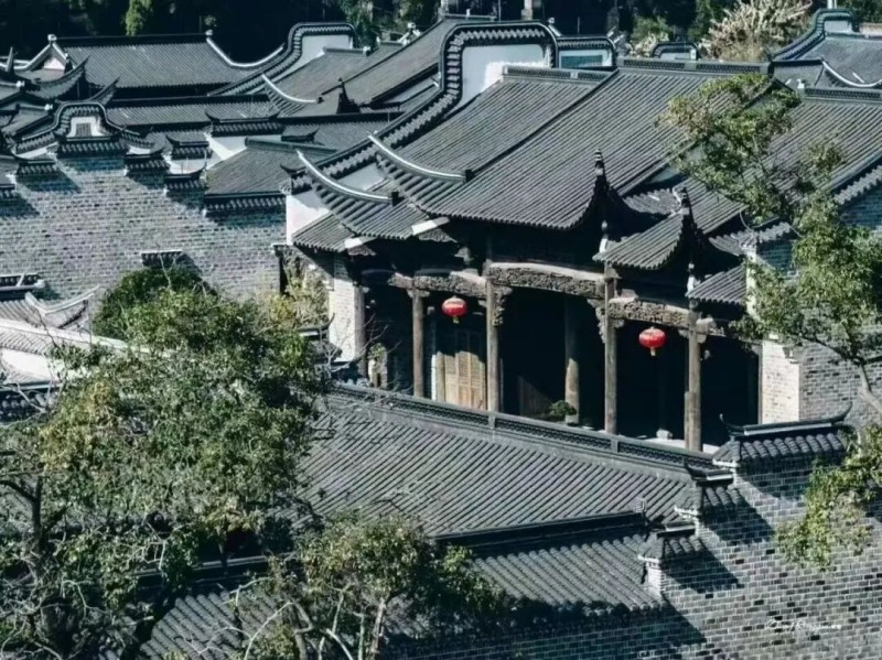 午后阳光正好，奔赴百家大院，赴一场明清古建与客家文化的深度之约。这里依山傍水、山水共生，是藏在古镇里的古代砖雕木雕博物馆，22座明清古宅错落排布，青砖黛瓦、雕梁画栋、飞檐翘角，每一处细节都尽显中式古建的精巧雅致。