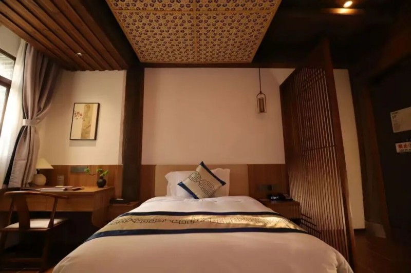 夜色浸染古院，灯火温柔静谧，远离城市霓虹喧嚣，耳畔只剩晚风轻响。在满院古韵中放松身心，沉浸式感受古镇的深夜静谧与人文温度，枕着百年古建风韵安然入梦。