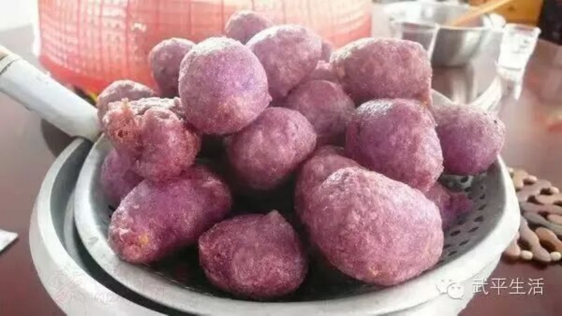 现炸薯包子外酥里糯，带着红薯的清甜香气，一口下去满是乡土滋味。这些美食融汇本地风味，主食小吃一应俱全。