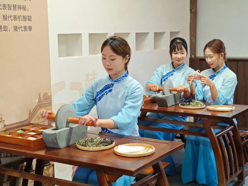 游玩趣味不止观光！景区超多沉浸式国风体验等你来解锁，祈福阁纳祥求福，还有国风手工、创意木艺、香囊DIY等趣味项目，更有实景演艺重现古镇千年故事。大人感悟古韵文脉，孩童解锁游玩乐趣，沉浸式感受传统文化的独特魅力。