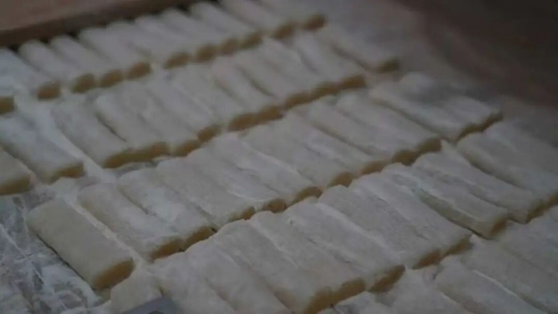 打包一份充满古镇烟火味的“十八子糕点”，带着古镇的风土与暖意回家，留存一段舌尖上的旅居回忆。
