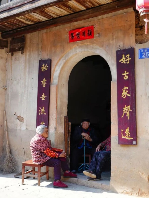 漫步武所古街，夏日柔光穿透街巷，细碎光影洒落青石板路。骑楼古民居沿街排布，墙面镌刻着岁月痕迹，老街之间藏着旧时商贸繁华的印记。古街街巷错落有致，走进街巷，细听街坊邻居闲谈絮语、街巷趣事，交谈此起彼伏，平凡又暖心。