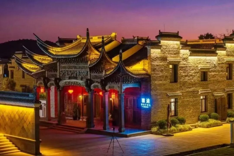 夜色浸染古院，灯火温柔静谧，远离城市霓虹喧嚣，耳畔只剩晚风轻响。在满院古韵中放松身心，沉浸式感受古镇的深夜静谧与人文温度，枕着百年古建风韵安然入梦。