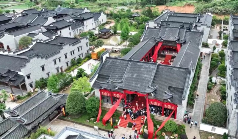 午后阳光正好，奔赴百家大院，赴一场明清古建与客家文化的深度之约。这里依山傍水、山水共生，是藏在古镇里的古代砖雕木雕博物馆，22座明清古宅错落排布，青砖黛瓦、雕梁画栋、飞檐翘角，每一处细节都尽显中式古建的精巧雅致。