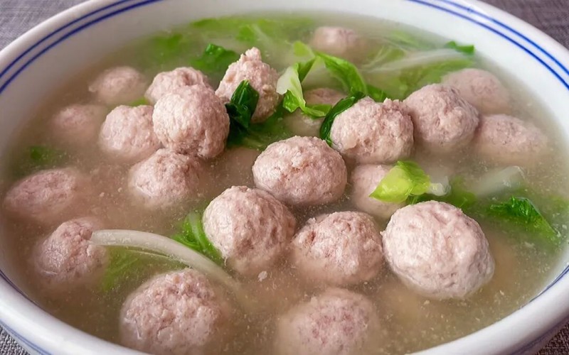 纯手工打的中山肉丸，肉质紧实，下锅滚煮后吸饱鲜汤，咬开满口肉香脆嫩，暖胃一整天。