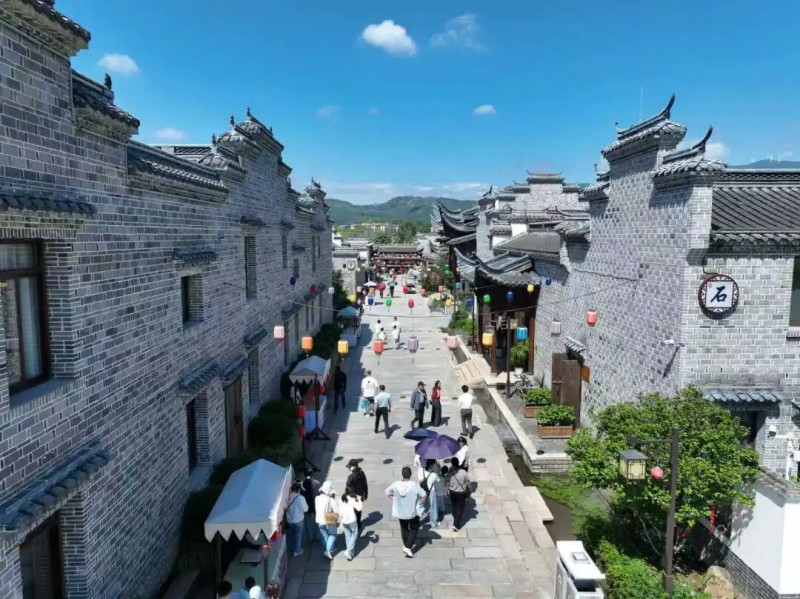 午后阳光正好，奔赴百家大院，赴一场明清古建与客家文化的深度之约。这里依山傍水、山水共生，是藏在古镇里的古代砖雕木雕博物馆，22座明清古宅错落排布，青砖黛瓦、雕梁画栋、飞檐翘角，每一处细节都尽显中式古建的精巧雅致。