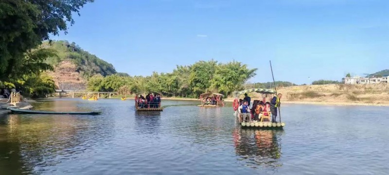 一叶竹筏，顺流而下，两岸翠竹夹道、绿意盎然，河水清澈、波光粼粼，宛如一幅徐徐展开的江南水墨画卷。远离人潮喧嚣，在这里慢走漫步、静心放空，听清风低语、看云卷云舒，独享山野古村的静谧安然。